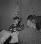 Enregistrement en studio de Happy Gang, sept. 1941, deux hommes en studio septembre 1941