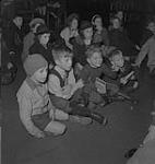 Cours d'art pour enfants, Lismer, groupe d'enfants assis sur le sol [entre 1939-1951].