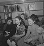 Children's Art Classes, Lismer's, group of children seated in front of bookshelves [entre 1939-1951].