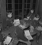 Cours d'art pour enfants, Lismer, groupe de garçons lisant des livres [entre 1939-1951].