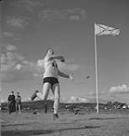 Highland Games, Antigonish, Aug. 1940, athlete throwing stone [entre 1939-1951].
