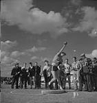 Jeux des Highlands, Antigonish, août 1940, athlète au lancer de pierre [between 1939-1951].
