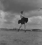 Highland Games, Antigonish, Aug. 1940, athlete throwing stone [entre 1939-1951].