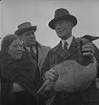Jack Miner, bernaches, Jack Miner, une oie, un homme et une femme non identifiés  [between 1939-1951].