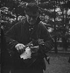 Jack Miner, Cdn. Geese, Jack Miner and a goose [entre 1939-1951].