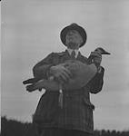 Jack Miner, Cdn. Geese, Jack Miner and a goose [entre 1939-1951].