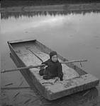 Jack Miner, bernaches, enfant dans une barque [entre 1939-1951].