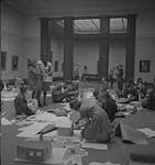 Cours d'art pour enfants, Lismer, enfants participant à un cours d'art [between 1939-1951].
