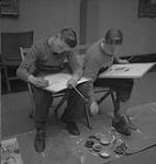 Cours d'art pour enfants, Lismer, garçons en train de peindre [entre 1939-1951].