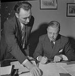 Saskatoon & Wheat, two unidentified men doing paperwork [entre 1939-1951].