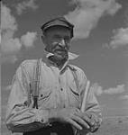 Blé, Sask., fermier non identifié [between 1939-1951].