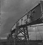 Saskatoon et blé, hommes travaillant sur un équipement de chargement du grain [entre 1939-1951].