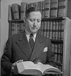 Toronto, unidentified man holding a book  [entre 1939-1951].