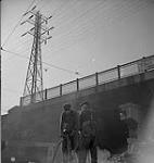 Toronto, hommes travaillant sous des poteaux d'électricité [entre 1939-1951].