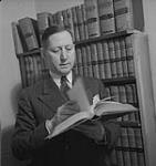 Toronto, unidentified man holding a book  [entre 1939-1951].