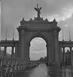Toronto, militaires marchant sous l'arche de l'Exposition canadienne nationale [between 1939-1951].