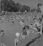 Toronto, view of very busy swimming area [entre 1939-1951].