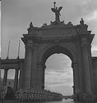 Toronto, servicemen marching beneath Canadian National Exhibition Arch [entre 1939-1951].