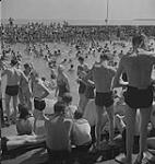 Toronto, vue d'une piscine très animée [entre 1939-1951].
