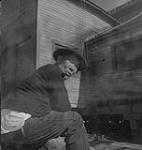 Vancouver. Homme non identifié assis à l'extérieur [entre 1939-1951]