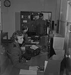 Woman's College Hospital.  Unidentified Women Working in Office [entre 1939-1951]