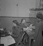 Service féminin de la Force aérienne, années 1940. Trois femmes non identifiées en uniforme dans un bureau [between 1940-1949]