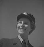 Service féminin de la Force aérienne, années 1940. Plan rapproché d'une femme non identifiée en uniforme  [between 1940-1949]