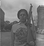 48th Highlanders. Unidentified Boy Holding Gun [entre 1939-1951]