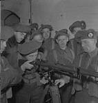 48th Highlanders. Un groupe de militaires non identifiés observe un militaire qui apprend à utiliser une arme sur affût [entre 1939-1951]