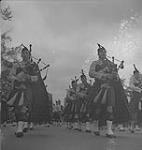 48th Highlanders.  Group of Service Men Marching [entre 1939-1951]