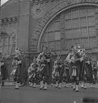 48th Highlanders.  Group of Service Men Marching [entre 1939-1951]