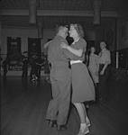 Winnipeg, années 1940. Un couple non identifié danse  [between 1940-1949]
