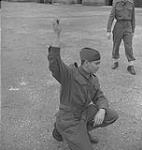 48th Highlanders. Unidentified Service Man on One Knee With Hand in the Air [entre 1939-1951]