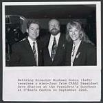 Le directeur à la retraite Michael Godin (à gauche) reçoit un mini prix Juno du président de CARAS Dave Charles, lors du dîner du président donné au O'Keefe Centre le 22 septembre [entre 1993-1995].