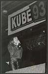 Deborah Cox, originaire de Toronto, interprète son grand succès « Who Do U Love » lors de la fête du quinzième anniversaire de KUBE 93 FM, au Mercer Arena du Seattle Center [entre 1995-2000]