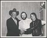 Wilf Carter serre la main de Dave Charles et de Willy Leopold (Eastern Sound) 16 février 1977