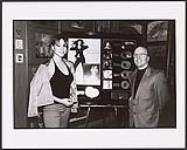 Mariah Carey et Rick Camilleri, Sony Music Entertainment Inc. (Canada), posant avec ses prix pour de multiples albums [entre 1995-1996]