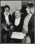 Charlie Camilleri (au centre) discute avec Burton Cummings et son directeur de tournée, Jim Martin, dans les locaux de CBS après la cérémonie des prix Juno [entre 1975-1980].