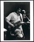 Portrait de presse de Bob Van Dyke (?) jouant dans un studio d'enregistrement [entre 1980-1985].