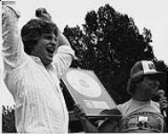 Un Rex Smith enthousiaste alors que Jim Jackson de la radio CKXL (à droite) lui remet un prix Platine. Cinquième pique-nique annuel School's Out à Calgary [entre 1976-1983].