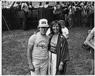 Portrait de Terry Kushner (à droite) et de Jim Jackson de CKXL après qu'ils aient diverti plus de 25 000 personnes au cinquième pique-nique annuel  du School's Out de CKXL [between 1975-1985]