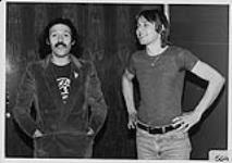 L'annonceur du FM/96 Don Jackson s'amuse avec Domenic Troiano (à gauche) lors d'une visite à Montréal [entre 1975-1980].