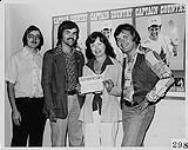De G à D, portrait de : Jack Winter (service musical de CKFH), Randy Sharrard (MCA, ON/Promotion), Joanne Murray, gagnante du concours « Cap't Country » et Al Kingdon (personnalité de FH). Toronto [between 1985-1995]