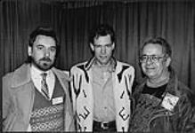 Portrait en plan rapproché de Ian McCallum (directeur adjoint des programmes de CHAM 820), Randy Travis et Keith James (directeur général de CHAM 820) [entre 1982-1988].