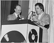 Portrait de Chuck McCoy aux RPM Awards. Toronto [between 1970-1974].