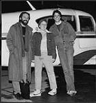 De G à D, portrait de : Perry Goldberg (vice-président, Maze Records), gagnant du concours de CITY-TV, et John Majhor (animateur de l'émission Toronto Rocks de CITY-TV) February 24, 1984