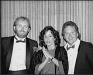 Les comparses de l'information Kerry Marshall (à gauche) et David Pratt (à droite) entourent la nouvelle animatrice du matin Jane MacDougall [between 1980-1990]