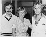 De G à D, portrait de : Paul Nathan de CHIQ-FM Winnipeg, la réceptionniste Giselle de CFRW, et Nick Gilder. Winnipeg [entre 1976-1979].