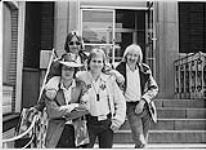 Portrait de Jan et Tommy du groupe Blue Swede, avec Gord James et John Novack (Jay Novak?) de la radio CKOC [entre 1970-1980]