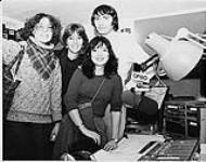 Toulouse (Laurie Nigelsky, Judy Richards, Heather Gauthier) avec le directeur des programmes Dan Roman de CFGO Ottawa [entre 1970-1980]